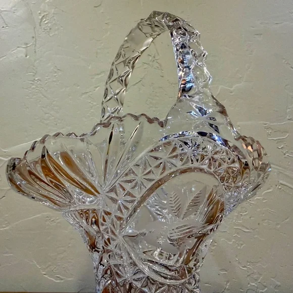 Hofbauer Byrdes Collection Crystal 11” Deep Basket with Bird Medallion - Picture 5 of 10